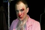 Homem é chamado de ‘viadinho’ e agredido apenas por usar uma camisa rosa