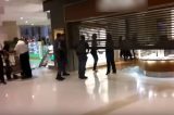 Bandidos invadem shopping, roubam joalheria e trocam tiros com a polícia; Veja Vídeo