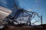 Torre de telefonia cai após ventania e atinge três casas em Petrolina Torre de telefonia cai após ventania e atinge três casas em Petrolina