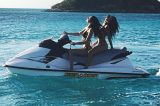 Emily Ratajkowski exibe belas curvas