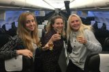 Sem pagar nada a mais, jovens fazem festa em avião de luxo após atraso de voo