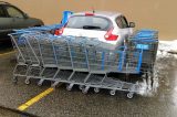 Clientes de supermercado se ‘vingam’ de motorista que estacionou em duas vagas
