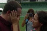 [VÍDEO] Mãe do goleiro Danilo enxuga as lágrimas de repórter ao vivo