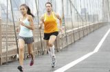 As vantagens e as desvantagens de se fazer exercícios em dupla