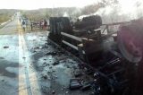 Carreta tomba, pega fogo e motorista morre em Salgueiro, PE