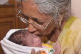 Após dar à luz aos 72 anos, indiana desafia medicina mais uma vez e amamenta seu bebê