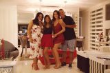 Bruna Marquezine mostra o corpão em clique ao lado da família Bruna Marquezine mostra o corpão em clique ao lado da família