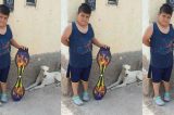 Garoto de nove anos vende seu brinquedo favorito para ajudar um cãozinho de rua