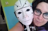 Mulher diz ser apaixonada por robô e espera liberação para casamento