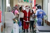 Visitas do Papai Noel a hospitais podem ajudar no tratamento de crianças internadas