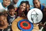 A artista plástica Paola Publio revela-se em cores e linhas no seu trabalho A artista plástica Paola Publio revela-se em cores e linhas no seu trabalho