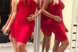 Modelo posa com look de Natal e exibe barriguinha de grávida
