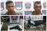 Dois homens são presos com simulacros de arma de fogo