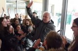 Após 38 anos de sala de aula, professor é aplaudido por alunos de escola francesa