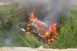 Durante perseguição, carro desce ribanceira e pega fogo