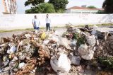 Prefeitura retira lixo acumulado entre escola e posto de saúde em Petrolina
