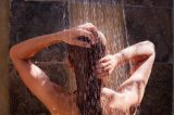 Banho frio realmente é bom para a pele, cabelo e metabolismo?