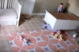 Bebê de apenas dois anos consegue salvar irmão preso debaixo de cômoda