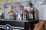 Montillo é apresentado oficialmente ao lado do ídolo do Botafogo Maurício