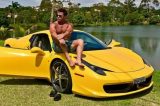 Eduardo Costa ostenta com Ferrari de R$ 2 milhões comprada de Gusttavo Lima