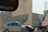 Menor é apreendido com veiculo por bater em muro
