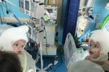 Após cirurgia, gêmeos siameses se veem pela primeira vez