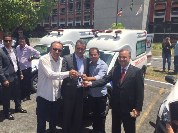 thumbnail_Zó na entrega da ambulância ao lado do governadordo secretário de saúde e do prefeito