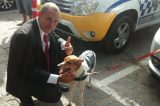 Vereador leva cachorro para cerimônia de posse