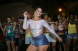 Viviane Araújo usa look sensual em noite de samba