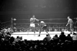Cassius Clay se torna campeão mundial dos pesos pesados aos 22 anos