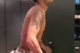 Neymar malha de cueca enquanto Bruna Marquezine mexe no celular