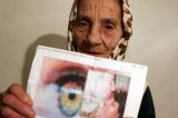 Mulher lambe olhos de pacientes para tratar problemas oculares