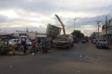 Fiscalização Municipal inicia a reintegração do canteiro central em frente ao Mercado do Produtor de Juazeiro