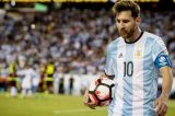Messi é suspenso por quatro jogos por discussão com árbitro brasileiro