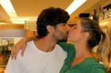Deborah Secco troca beijos com Hugo Moura após sessão de peça