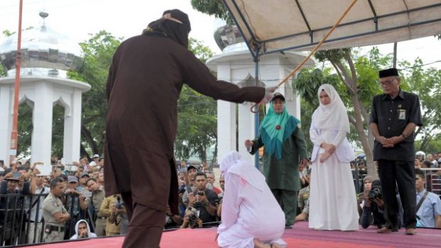mulher-recebe-chibatada-indonesia