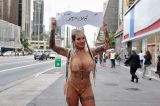 Sabrina Boing Boing paga promessa e fica nua em plena Avenida Paulista