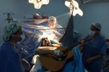 Era o que faltava!: Durante cirurgia para retirada de tumor em formato de coração, paciente toca violão