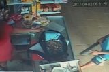 Homem faz pausa para assaltar ônibus durante assalto a padaria em Olinda Homem faz pausa para assaltar ônibus durante assalto a padaria em Olinda