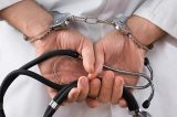 Justiça condena médico por improbidade administrativa