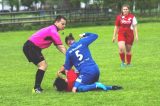 Jogadora espanca adversária durante partida de futebol