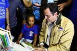 Governador visita garota de 8 anos que salvou os livros das enchentes