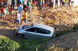 Carro cai no Canal do Bairro Novo Encontro