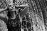 Ivete Sangalo posa sensual em cachoeira e arranca elogios de seguidores