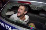 Ladrão é preso com porco nas costas e cai no cacete