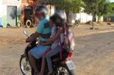 Homem é detido por conduzir crianças sem capacete