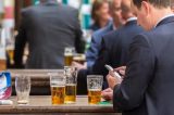 A cultura britânica de beber no trabalho – e por que muitos veem isso como ‘parte da profissão’