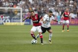 Flamengo melhora no segundo tempo e arranca empate com o Corinthians