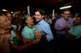 Neto é recebido com vaias e aplausos em discurso em Cruz das Almas; veja vídeo
