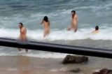Vídeo: nudistas invadem praia da Barra Vídeo: nudistas invadem praia da Barra